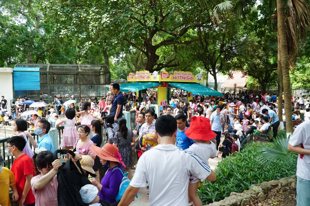 Nghỉ lễ giỗ Tổ, hàng nghìn người đổ về Công viên Thủ Lệ ảnh 1 Nghỉ lễ giỗ Tổ, hàng nghìn người đổ về Công viên Thủ Lệ ảnh 1