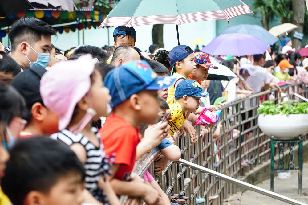 Nghỉ lễ giỗ Tổ, hàng nghìn người đổ về Công viên Thủ Lệ ảnh 8 Nghỉ lễ giỗ Tổ, hàng nghìn người đổ về Công viên Thủ Lệ ảnh 8