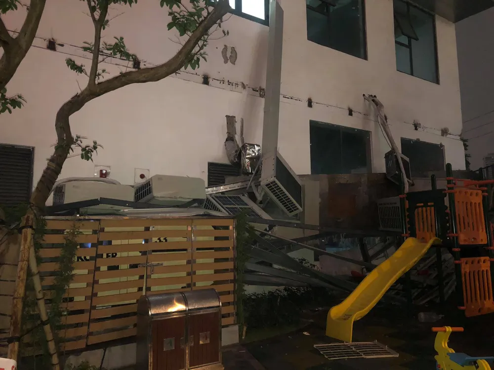 Hà Nội: Giàn điều hòa chung cư bất ngờ sập trong đêm ảnh 1