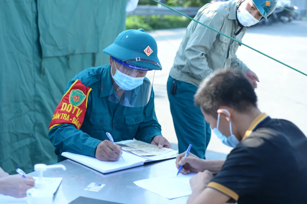 22 chốt kiểm soát dịch ở Hà Nội bắt đầu hoạt động, không xảy ra ùn ứ  ảnh 3