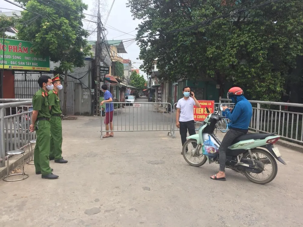 Hà Nội: Ra ngoài không cần thiết, 7 người dân bị phạt 14 triệu đồng ảnh 1