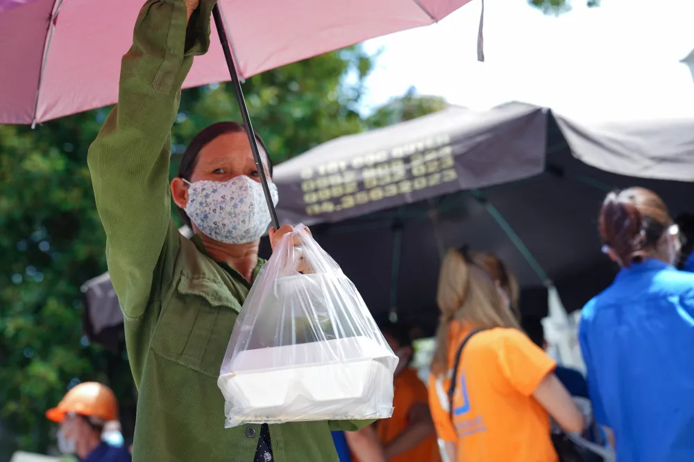 Suất cơm “0 đồng” cho người nghèo ở Hà Nội ảnh 12