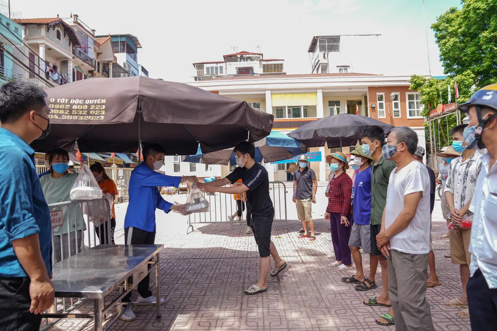 Suất cơm “0 đồng” cho người nghèo ở Hà Nội ảnh 1