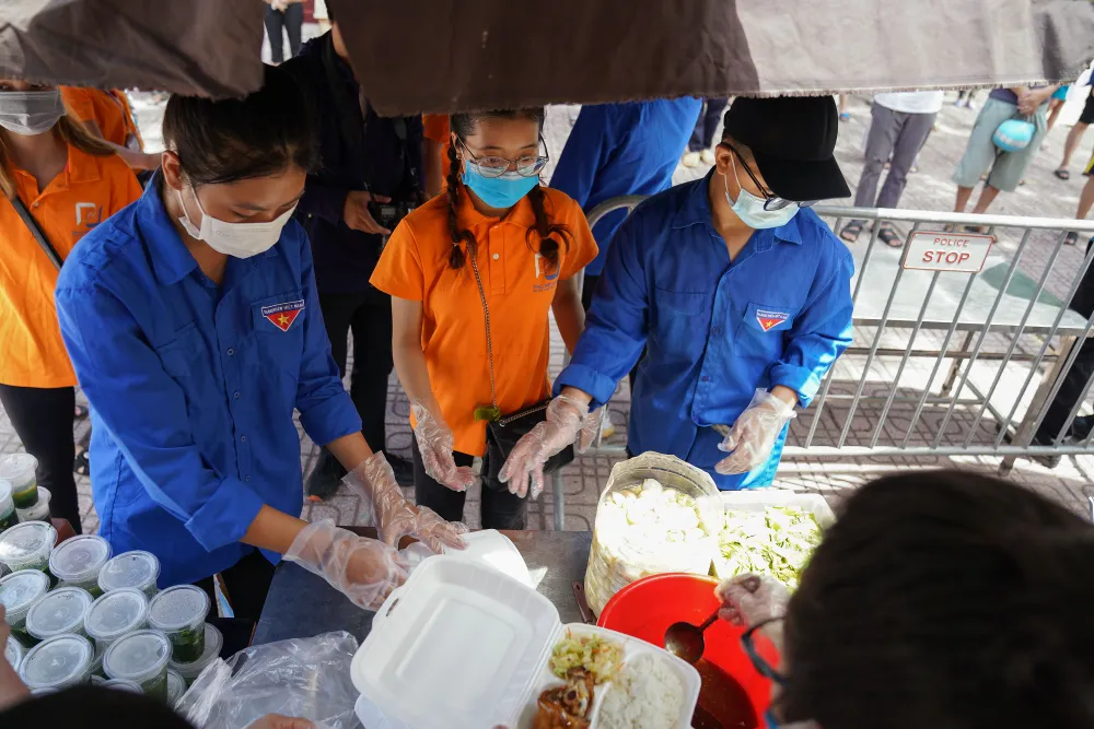 Suất cơm “0 đồng” cho người nghèo ở Hà Nội ảnh 9