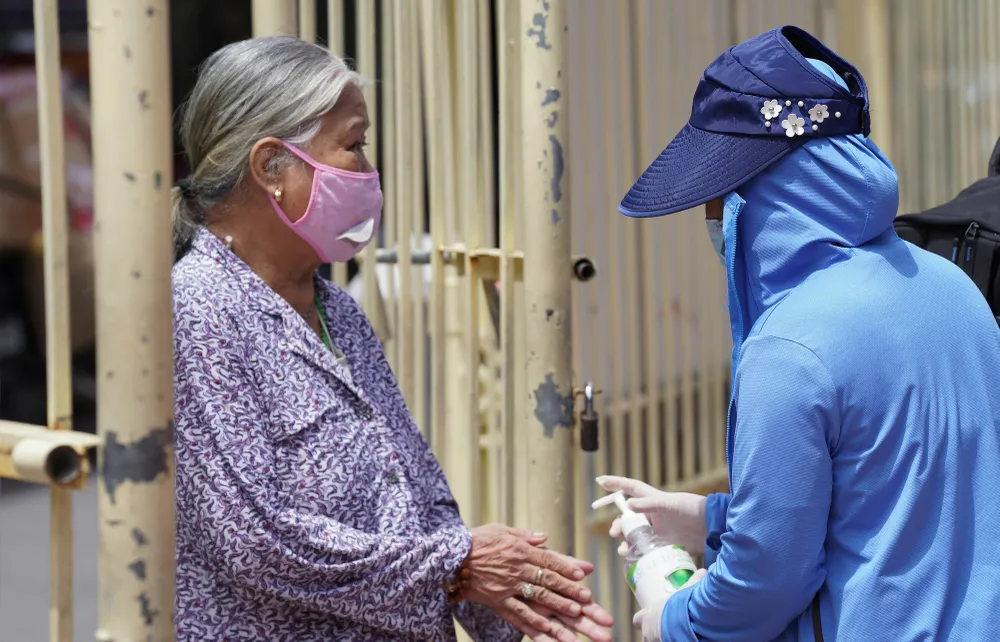 Suất cơm “0 đồng” cho người nghèo ở Hà Nội ảnh 2