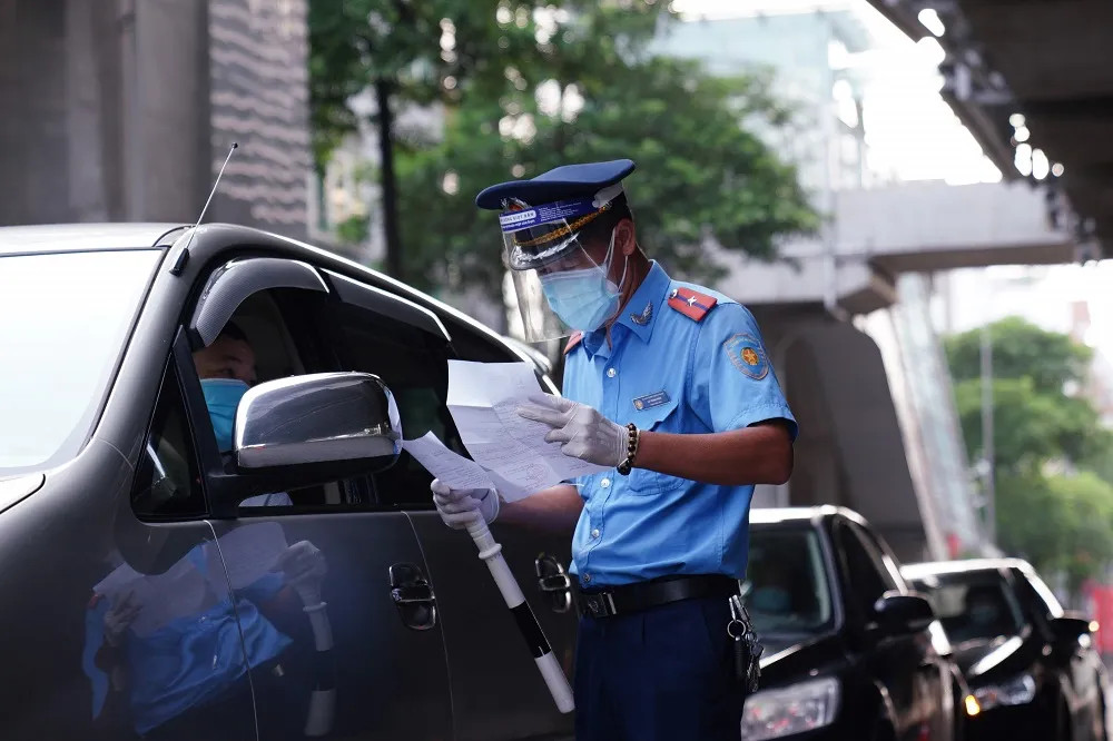 Ùn tắc khi qua chốt để vào “vùng đỏ” ở Hà Nội ảnh 16 Ùn tắc khi qua chốt để vào “vùng đỏ” ở Hà Nội ảnh 16