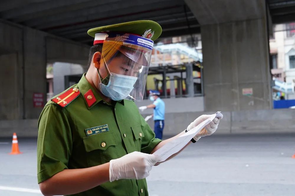 Ùn tắc khi qua chốt để vào “vùng đỏ” ở Hà Nội ảnh 5 Ùn tắc khi qua chốt để vào “vùng đỏ” ở Hà Nội ảnh 5