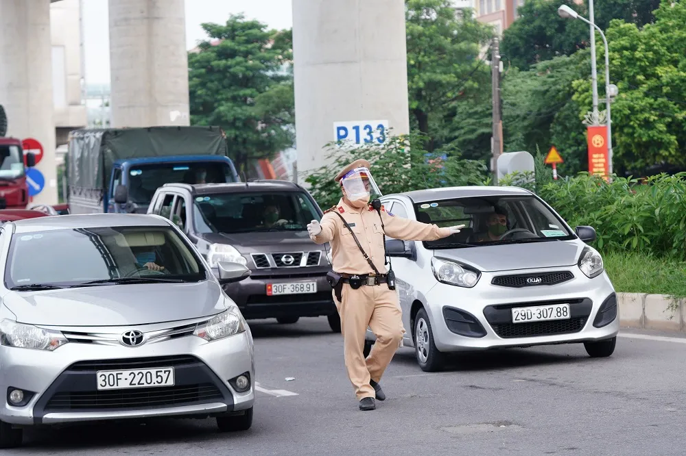 Ùn tắc khi qua chốt để vào “vùng đỏ” ở Hà Nội ảnh 12 Ùn tắc khi qua chốt để vào “vùng đỏ” ở Hà Nội ảnh 12