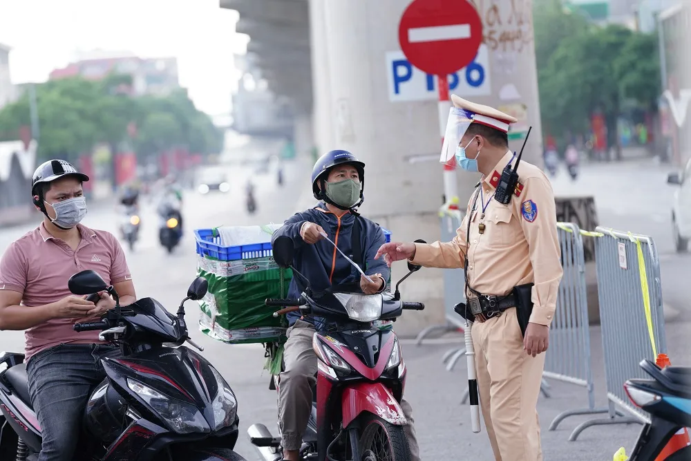 Ùn tắc khi qua chốt để vào “vùng đỏ” ở Hà Nội ảnh 17 Ùn tắc khi qua chốt để vào “vùng đỏ” ở Hà Nội ảnh 17