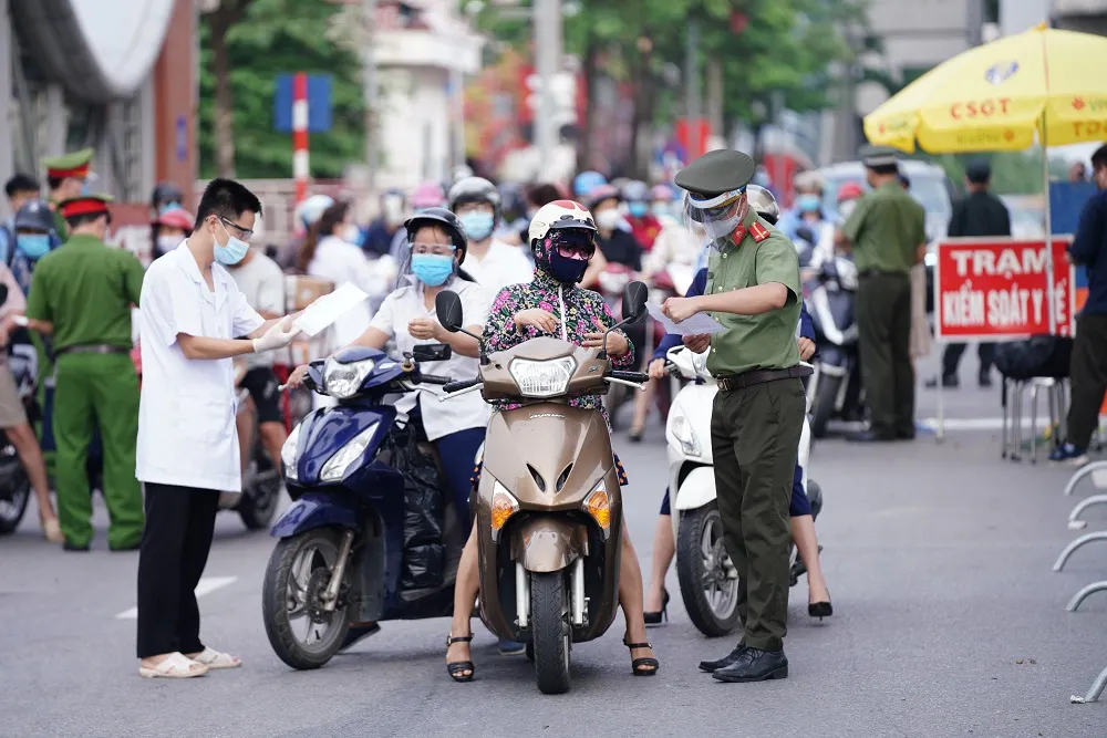 Ùn tắc khi qua chốt để vào “vùng đỏ” ở Hà Nội ảnh 18 Ùn tắc khi qua chốt để vào “vùng đỏ” ở Hà Nội ảnh 18