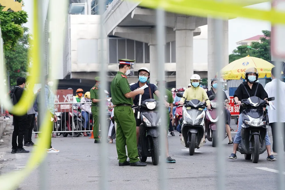Ùn tắc khi qua chốt để vào “vùng đỏ” ở Hà Nội ảnh 19 Ùn tắc khi qua chốt để vào “vùng đỏ” ở Hà Nội ảnh 19
