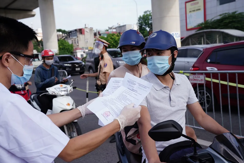 Ùn tắc khi qua chốt để vào “vùng đỏ” ở Hà Nội ảnh 23 Ùn tắc khi qua chốt để vào “vùng đỏ” ở Hà Nội ảnh 23