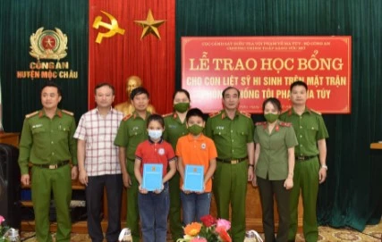 Chương trình Thắp sáng ước mơ trao học bổng cho con của các liệt sĩ hi sinh trong đấu tranh chống tội phạm về ma túy