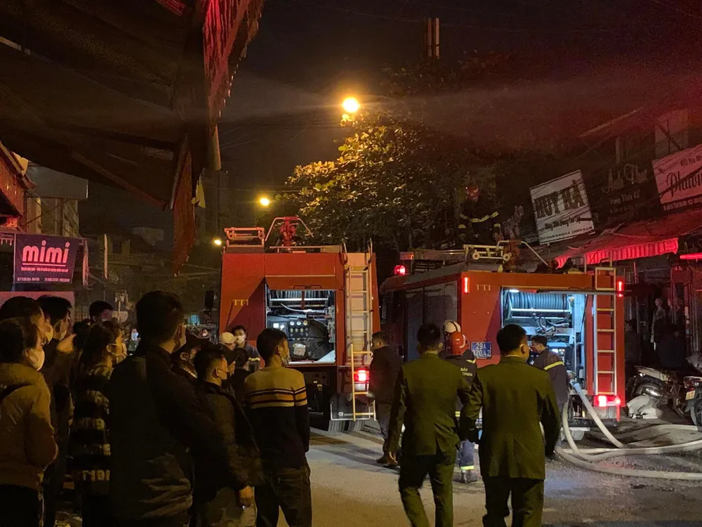 Kho chứa vải Ninh Hiệp bốc cháy dữ dội ảnh 6