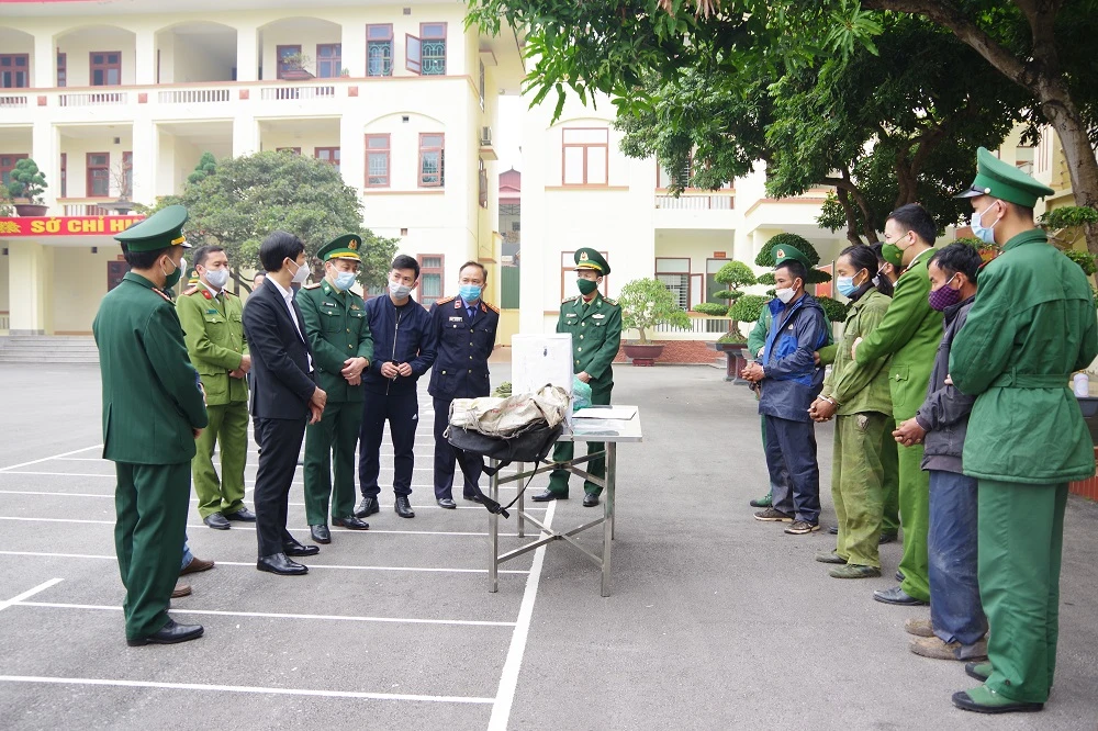 Tang vật vụ án và các đối tượng. Ảnh: THANH SƠN