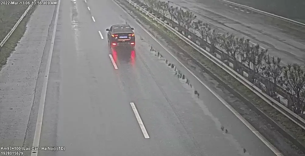 Tài xế đi ngược chiều 15km trên đường cao tốc Nội Bài - Lào Cai ảnh 1 Tài xế đi ngược chiều 15km trên đường cao tốc Nội Bài - Lào Cai ảnh 1