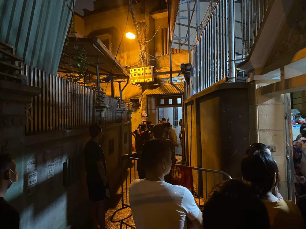 Hà Nội: Cháy nhà 5 tầng khiến 1 người tử vong, nhiều xe máy bị thiêu rụi ảnh 1