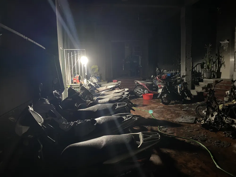Hà Nội: Cháy nhà 5 tầng khiến 1 người tử vong, nhiều xe máy bị thiêu rụi ảnh 3