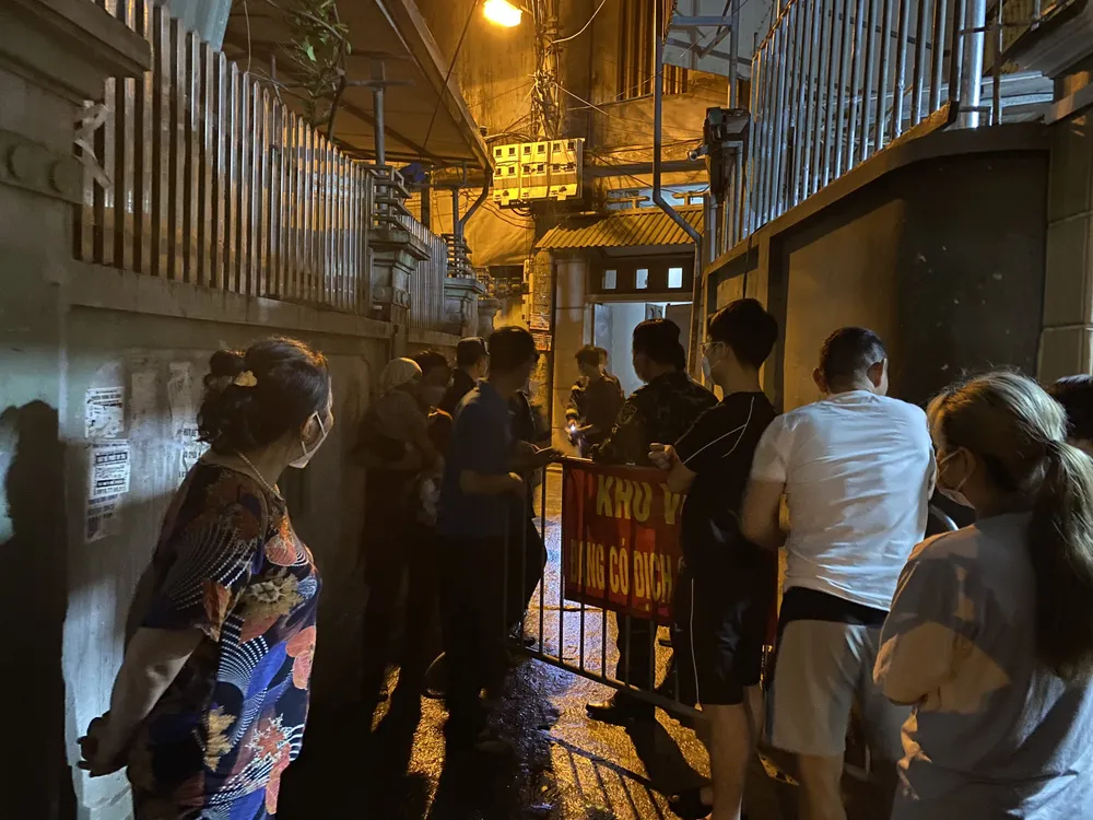 Hà Nội: Cháy nhà 5 tầng khiến 1 người tử vong, nhiều xe máy bị thiêu rụi ảnh 2