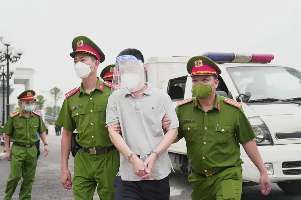 Sáng nay 12-5, cựu Thứ trưởng Bộ Y tế Trương Quốc Cường và đồng phạm hầu tòa ảnh 7