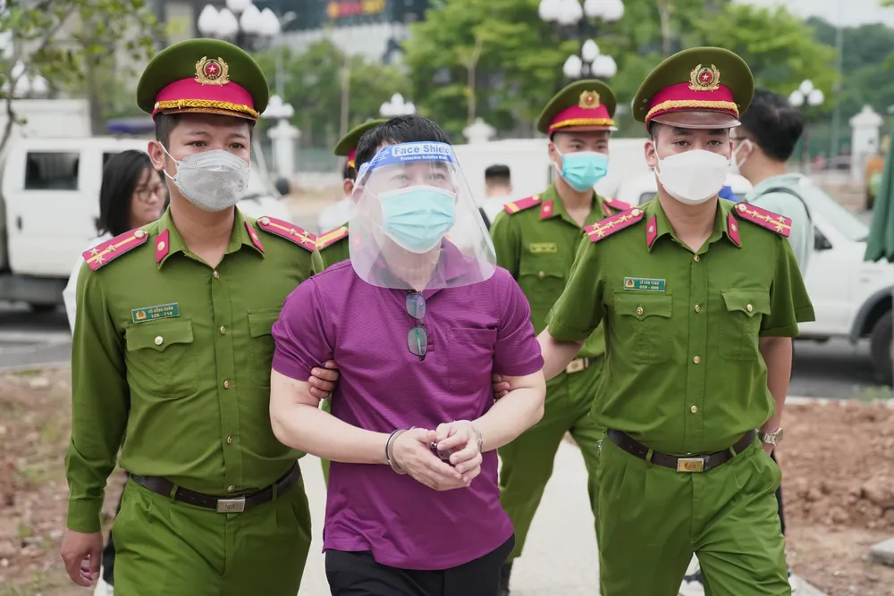 Sáng nay 12-5, cựu Thứ trưởng Bộ Y tế Trương Quốc Cường và đồng phạm hầu tòa ảnh 8