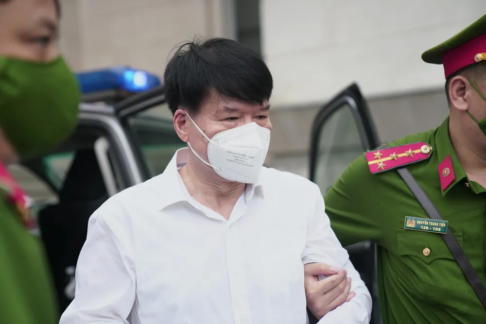 Sáng nay 12-5, cựu Thứ trưởng Bộ Y tế Trương Quốc Cường và đồng phạm hầu tòa ảnh 4