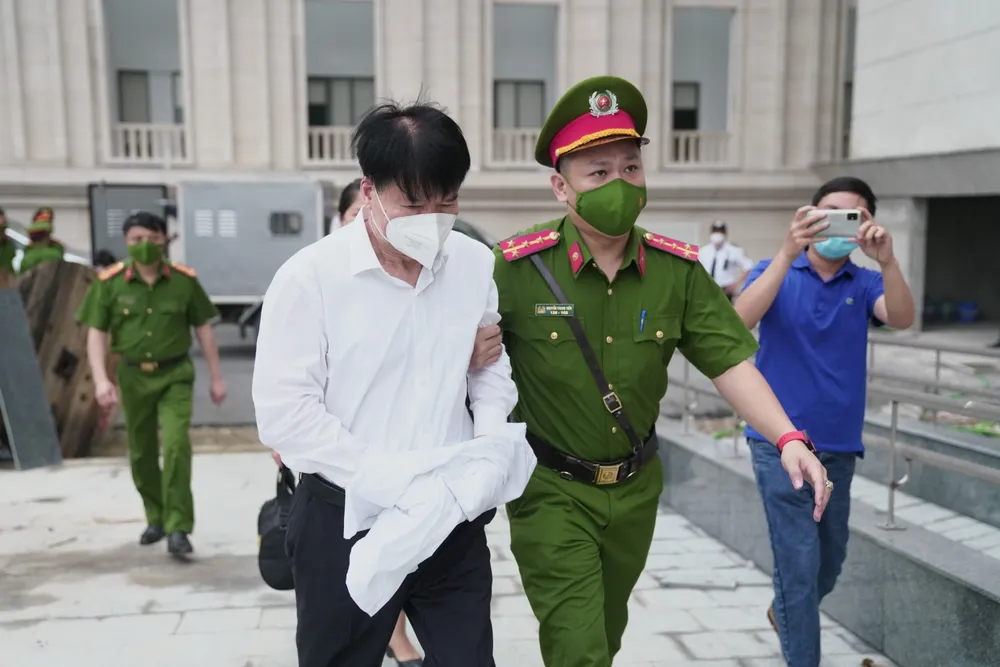 Sáng nay 12-5, cựu Thứ trưởng Bộ Y tế Trương Quốc Cường và đồng phạm hầu tòa ảnh 5