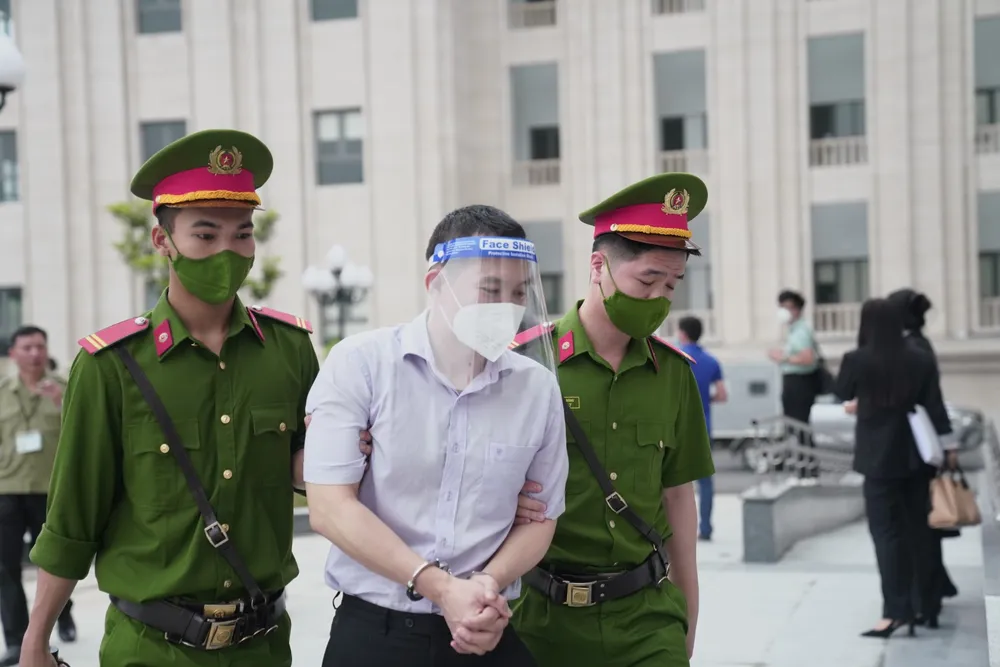 Sáng nay 12-5, cựu Thứ trưởng Bộ Y tế Trương Quốc Cường và đồng phạm hầu tòa ảnh 9