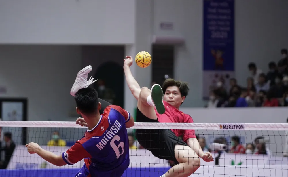 Nhưng pha đá cầu quá đầu ấn tượng của môn Cầu mây ảnh 7