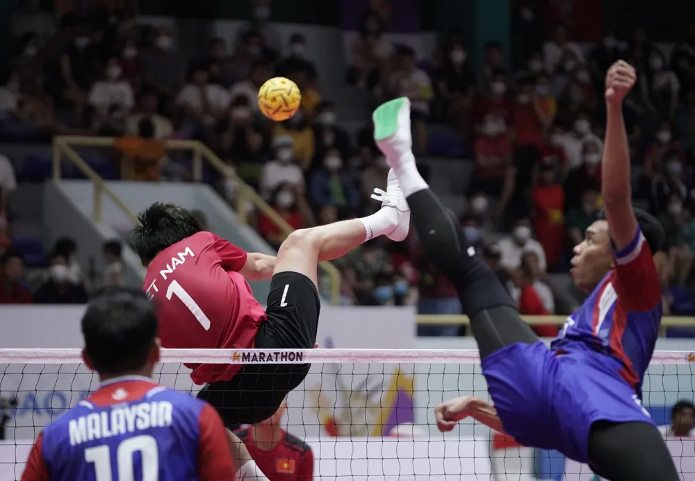 Nhưng pha đá cầu quá đầu ấn tượng của môn Cầu mây ảnh 6