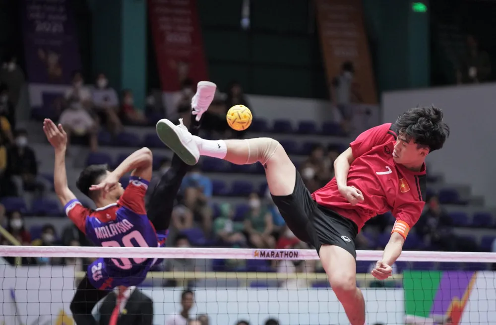 Nhưng pha đá cầu quá đầu ấn tượng của môn Cầu mây.