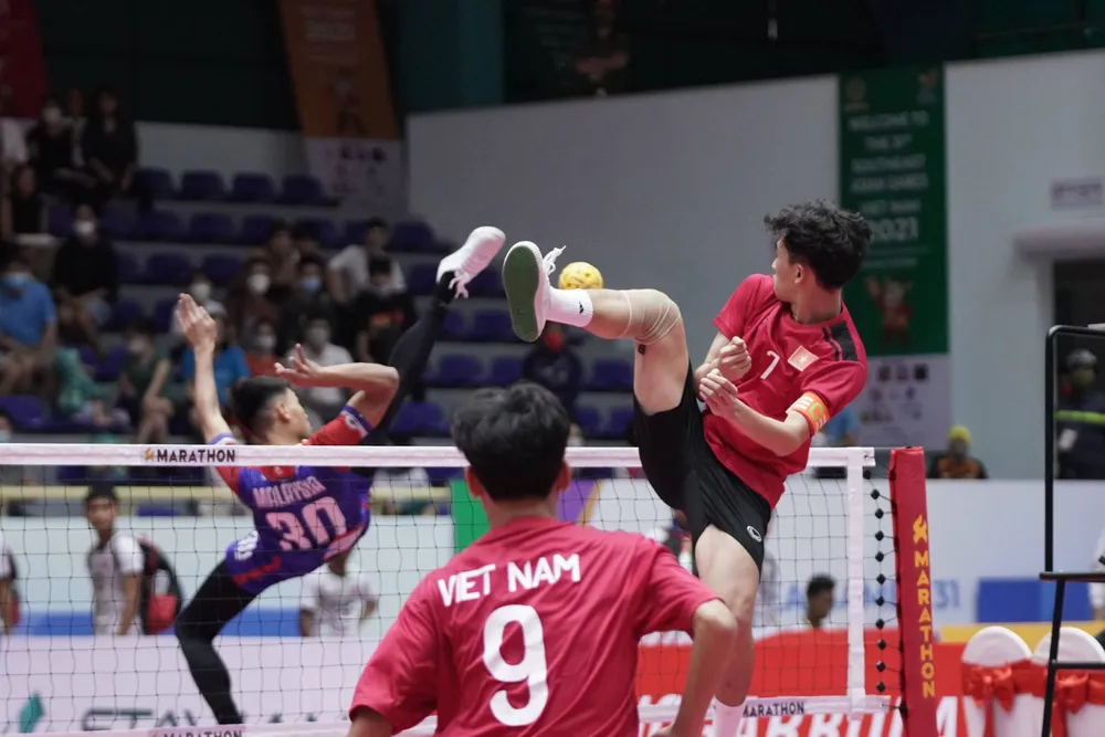 Nhưng pha đá cầu quá đầu ấn tượng của môn Cầu mây ảnh 4