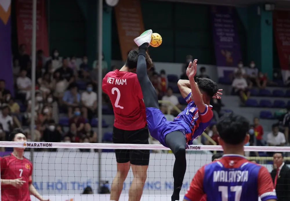 Nhưng pha đá cầu quá đầu ấn tượng của môn Cầu mây ảnh 9