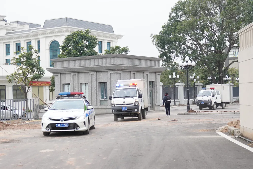 Khoảng 7 giờ cùng ngày, các bị cáo được dẫn giải tới toà. Ảnh: ĐỖ TRUNG Khoảng 7 giờ cùng ngày, các bị cáo được dẫn giải tới toà. Ảnh: ĐỖ TRUNG
