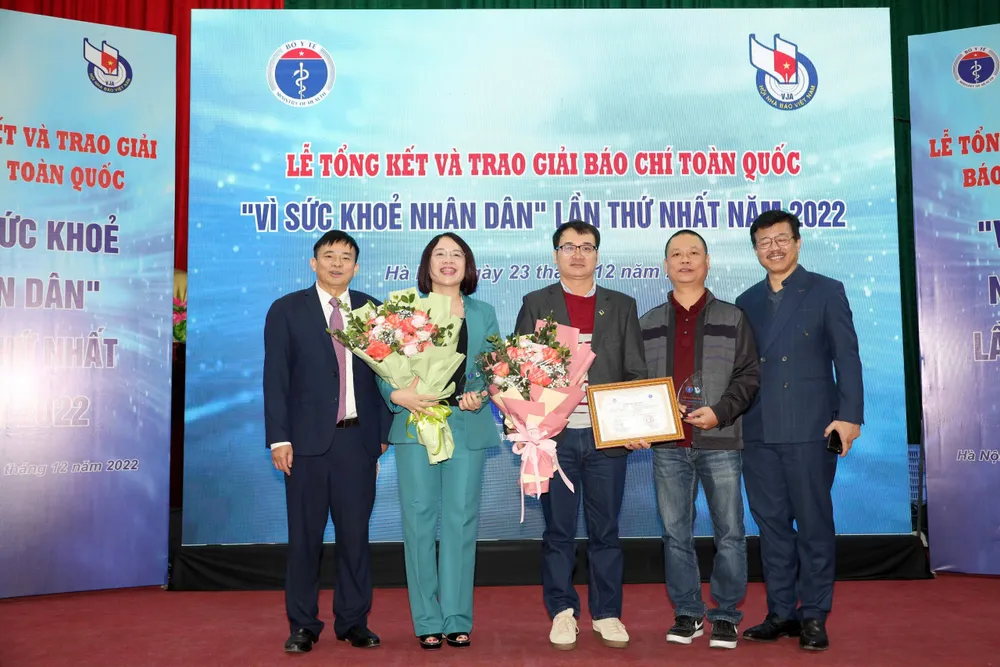 Nhóm phóng viên Báo Sài Gòn Giải Phóng đạt giải chụp ảnh lưu niệm với đại diện ban tổ chức cuộc thi Nhóm phóng viên Báo Sài Gòn Giải Phóng đạt giải chụp ảnh lưu niệm với đại diện ban tổ chức cuộc thi