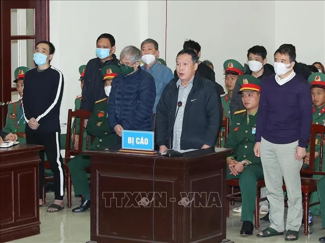 Các bị cáo tại phiên tòa sáng 27-12. Ảnh: TTXVN Các bị cáo tại phiên tòa sáng 27-12. Ảnh: TTXVN