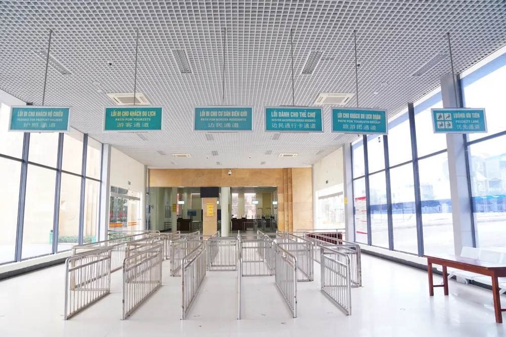 Cơ quan chức năng đã chuẩn bị các hàng rào, lối đi riêng cho từng đối tượng xuất nhập cảnh. Ảnh: ĐỖ TRUNG