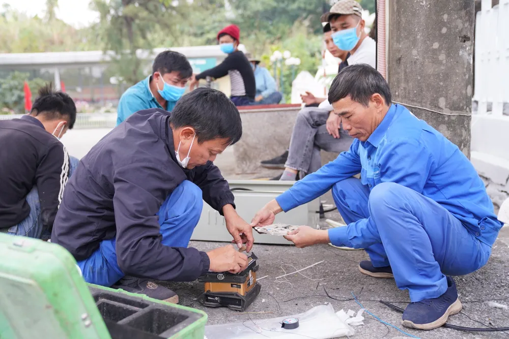 Trong chiều 7-1, VNPT tiếp tục hoàn thiện 10 trạm phát wifi miễn phí phục vụ cho hoạt động xuất nhập cảnh. Ảnh: ĐỖ TRUNG