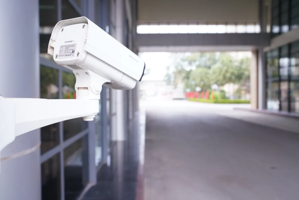 Lắp đặt bổ sung hệ thống giám sát tại cửa khẩu quốc tế Móng Cái. Ảnh: ĐỖ TRUNG