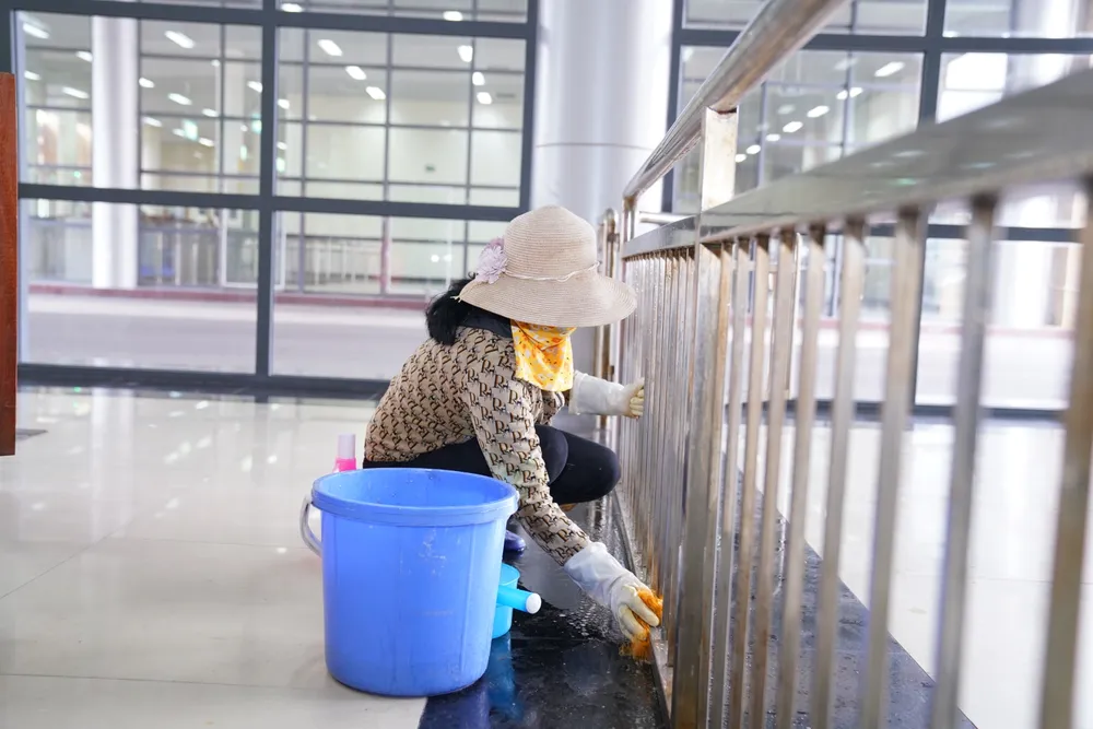 Công nhân đang làm vệ sinh sạch sẽ. Ảnh: ĐỖ TRUNG