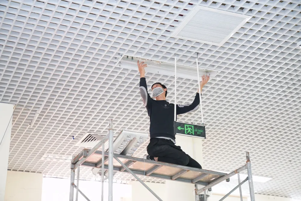 Công nhân kiểm tra hệ thống chiếu sáng. Ảnh: ĐỖ TRUNG