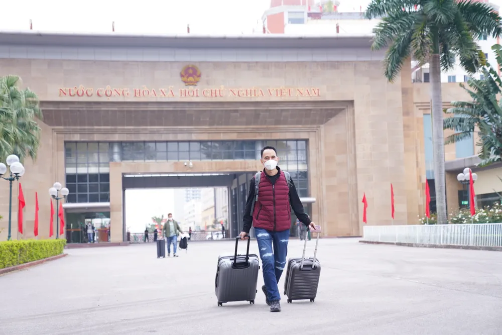 Những công dân Trung Quốc đầu tiên xuất cảnh về nước. Ảnh: ĐỖ TRUNG Những công dân Trung Quốc đầu tiên xuất cảnh về nước. Ảnh: ĐỖ TRUNG