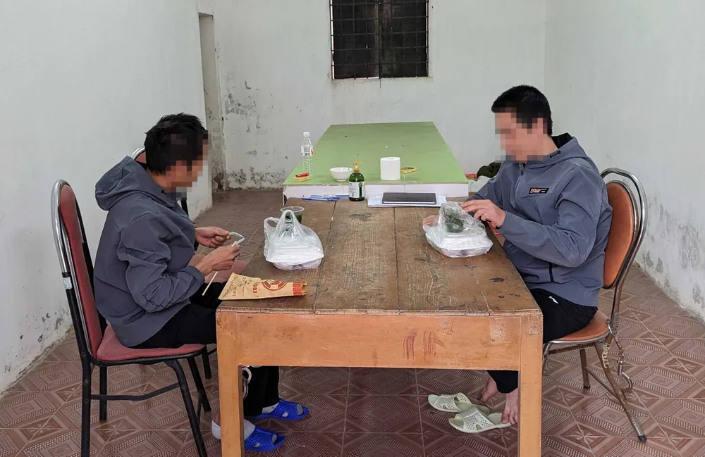 Sau khi được đưa về đồn biên phòng, 2 nam thanh niên được bộ đội biên phòng chăm sóc sức khỏe