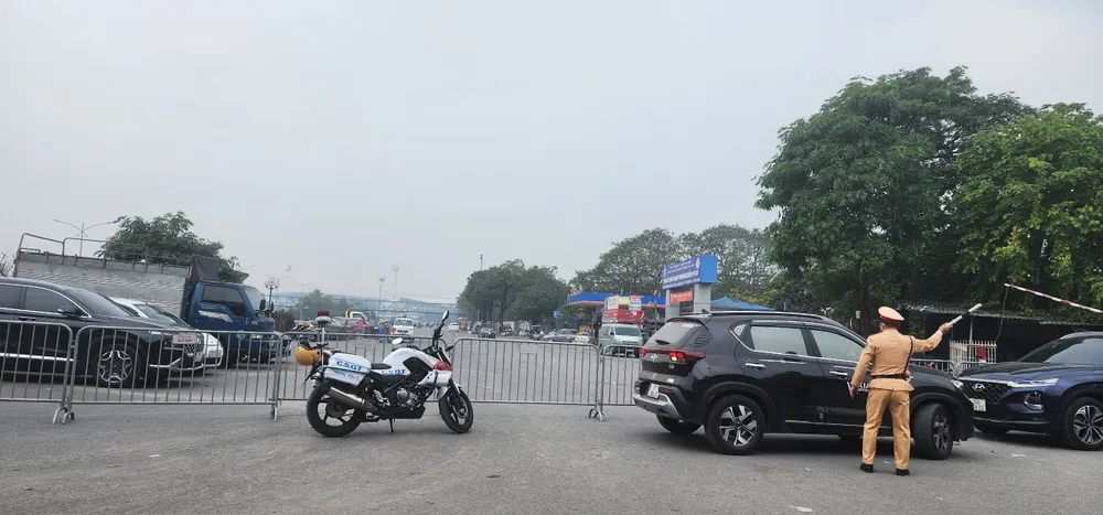 Lực lượng chức năng phong tỏa trung tâm đăng kiểm