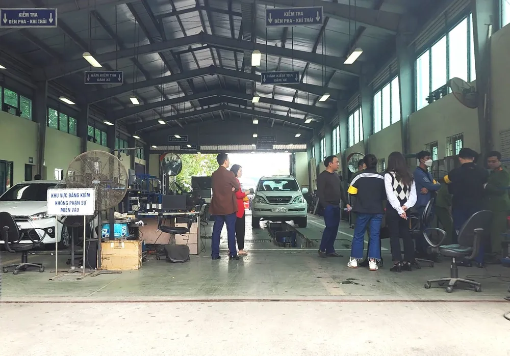 Trong khu vực đăng kiểm xuất hiện cán bộ công an, các cơ quan chức năng