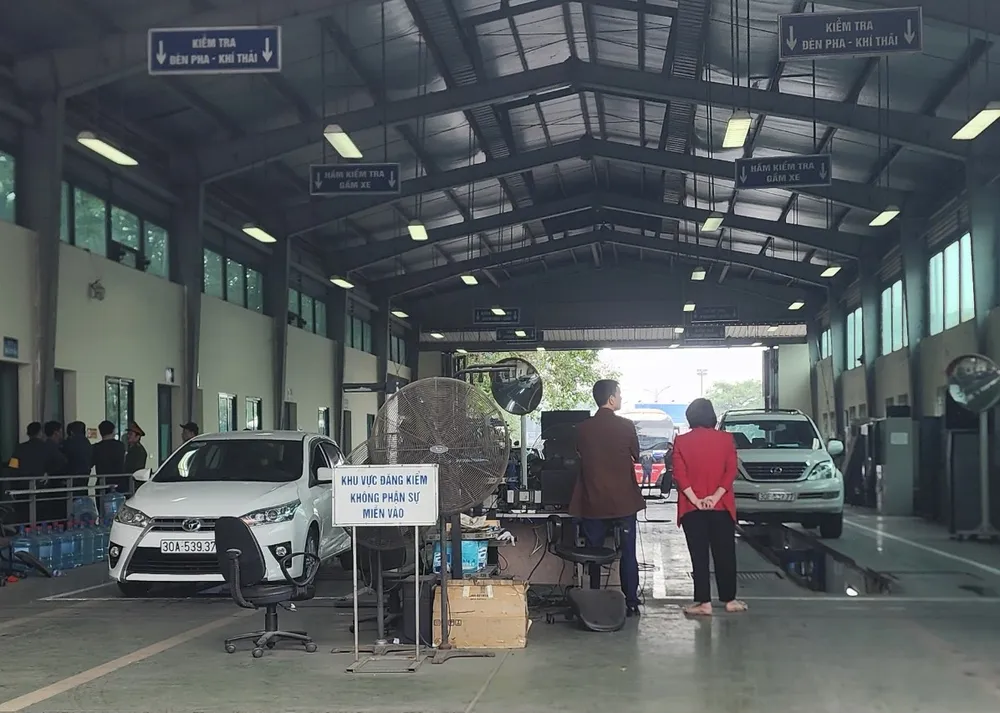 Bên trong trung tâm đăng kiểm bị phong tỏa