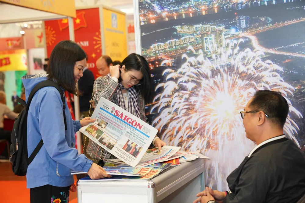 Một số độc giả trẻ tuổi của Báo Sài Gòn Giải Phóng. Ảnh: ĐỖ TRUNG