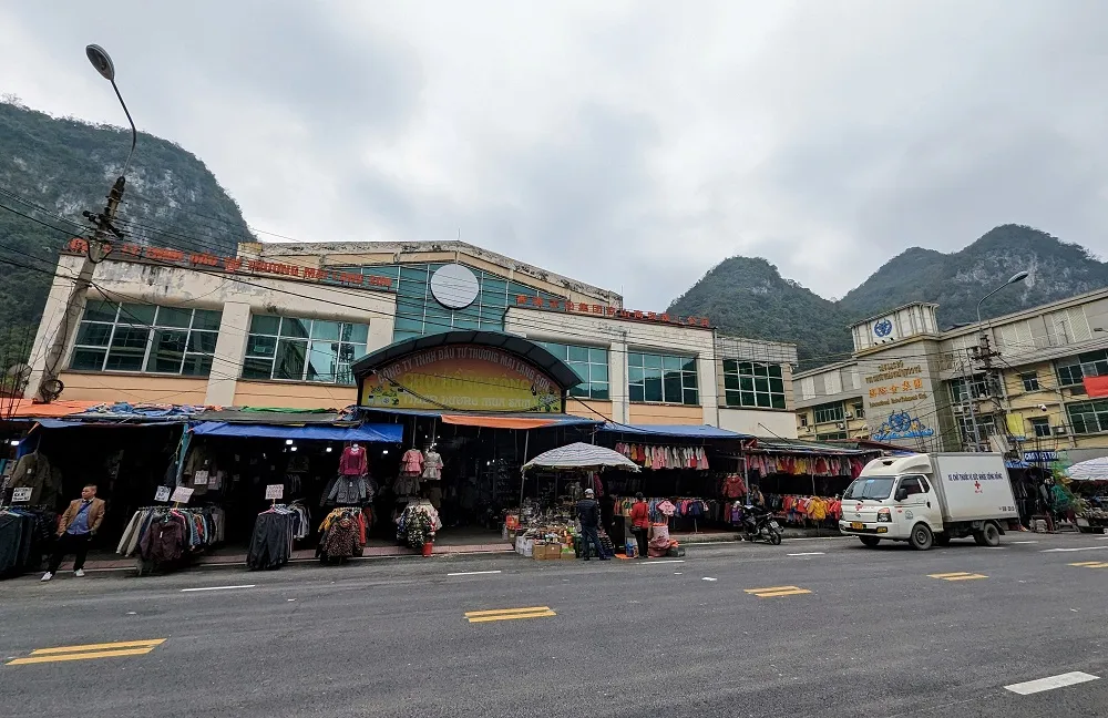 Khu vực các tiểu thương kinh doanh gần Cửa khẩu Tân Thanh