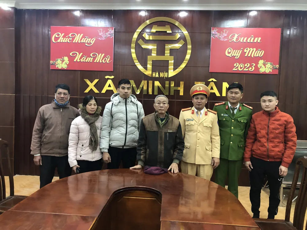 Gia đình ông Lục và lực lượng công an hỗ trợ ông về nhà Gia đình ông Lục và lực lượng công an hỗ trợ ông về nhà