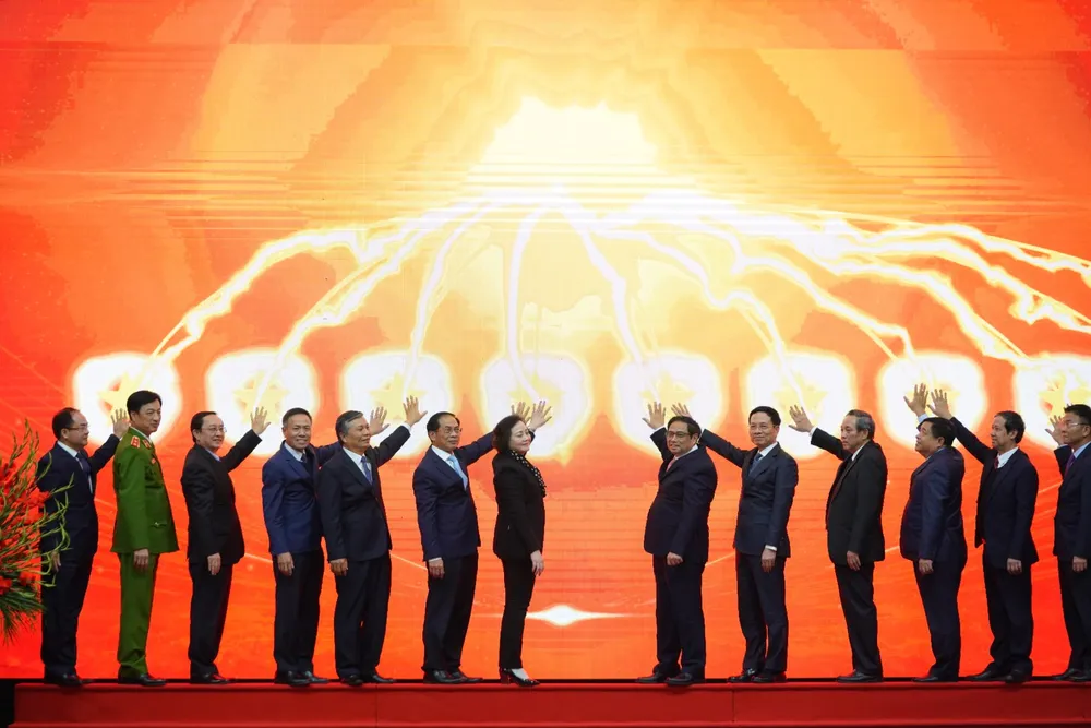 Thủ tướng và các trưởng ngành bấm nút vận hành cơ sở dữ liệu quốc gia về cán bộ, công chức, viên chức. Ảnh: ĐỖ TRUNG